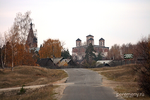 Дорога выводит прямо к монастырю